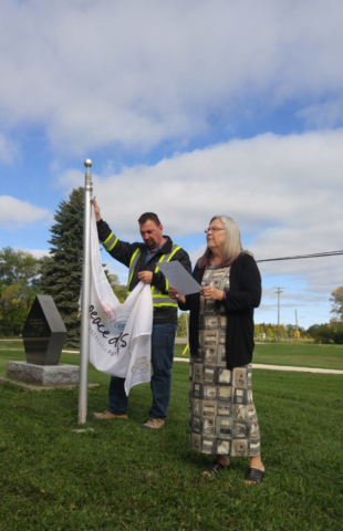 RM of St. Clements Public Works Lead Hand Darren Otto and Mayor Debbie Fiebelkorn with the Rotary Peace Flag on September 19, 2018